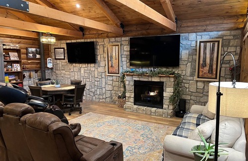 Poplar Bluff Apartment | Cozy Studio Log Cabin with Hot Tub!