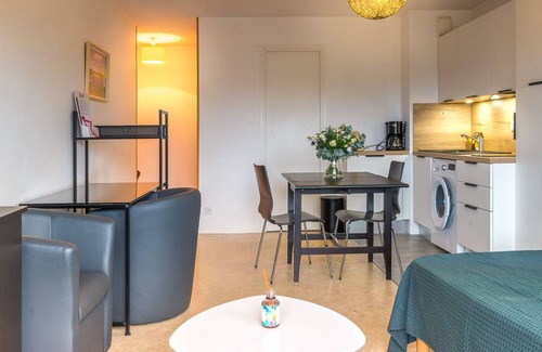 Larmor-Plage Apartment | Cozy Studio Near Beach and Shops in Larmor-Plage with Balcony and Parking