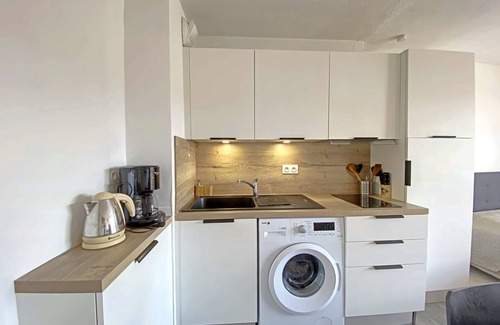 Larmor-Plage Apartment | Cozy Studio Near Beach and Shops in Larmor-Plage with Balcony and Parking