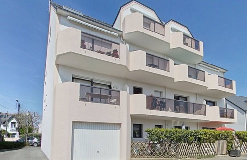 Larmor-Plage Apartment | Cozy Studio Near Beach and Shops in Larmor-Plage with Balcony and Parking