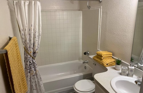 Laurel Apartment | ✮Cozy Studio Near Downtown w/Queen Bed & Parking✮