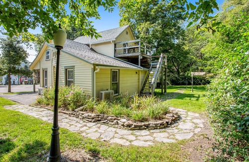 Hammondsport Apartment | Cozy Studio Near Town & Lake W/ Free WiFi, Plush Bedding, Ideal Location & More!