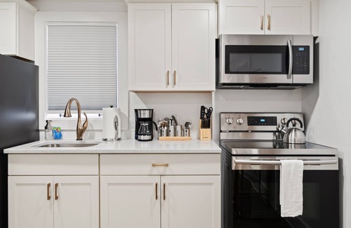 Hillsboro Village House | Cozy Studio Near Vanderbilt & Belmont | Walkable and Dog-Friendly