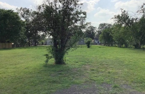 Northside House | Cozy Studio on Large Lot, Near Downtown and IAH!
