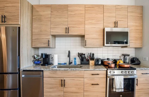 Washington Ave./ Memorial Park Apartment | Cozy studio perfect for having your own space when you visit family at the heights for thanksgiving