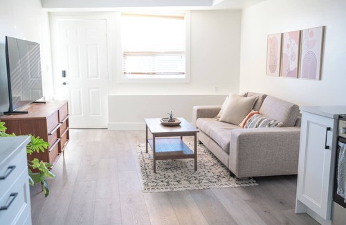 White Rock Apartment | Cozy studio suite, walking distance to the beach and restaurants!