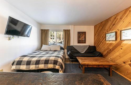 Truckee House | Cozy Studio w/Kitchen #112 at Donner Lake Village