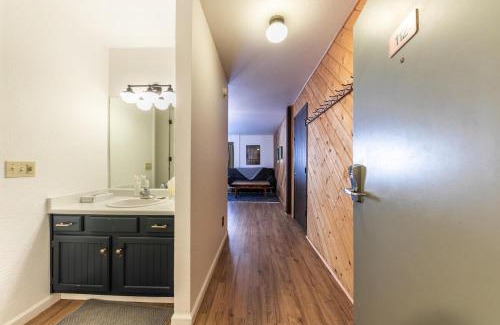 Truckee House | Cozy Studio w/Kitchen #112 at Donner Lake Village