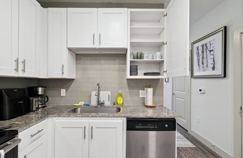 Legacy Park Apartment | Cozy studio with fitness room and WiFi in charming Plano