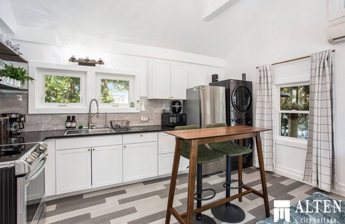 Easttown House | Cozy Stylish Cottage In the City, Close to Everything GR, Extended Stay Welcome