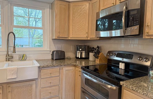 Charlotte House | Cozy & Stylish Escape | Ideal Location