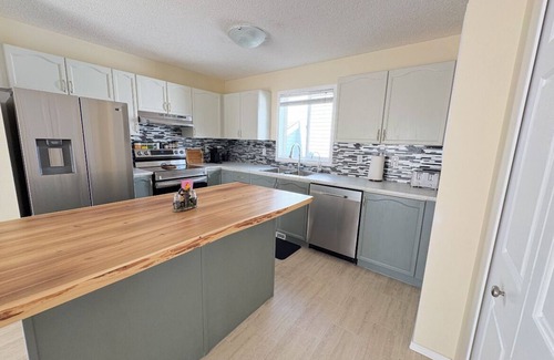 Southeast Calgary House | Cozy Suburban Getaway Near Riverside Pathways Nestled In A Friendly Community.