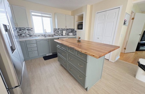 Southeast Calgary House | Cozy Suburban Getaway Near Riverside Pathways Nestled In A Friendly Community.