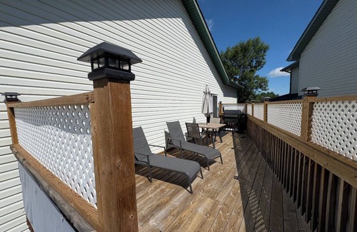 Southeast Calgary House | Cozy Suburban Getaway Near Riverside Pathways Nestled In A Friendly Community.