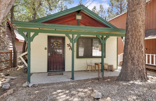 Sugarloaf Cottage | Cozy Sugar Chalet Mountain Retreat in Big Bear
