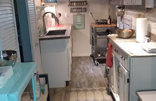 Westlake Apartment | Cozy suite 3 rooms dog friendly with room to run, close to airport and downtown.