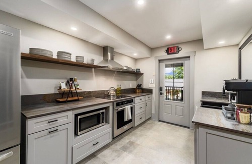 Somerset House | Cozy Suite in downtown Somerset with spa amenities