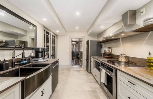 Somerset House | Cozy Suite in downtown Somerset with spa amenities