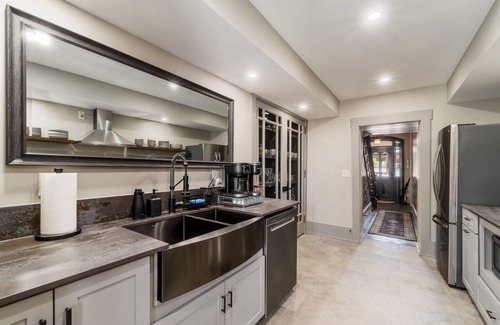 Somerset House | Cozy Suite in downtown Somerset with spa amenities