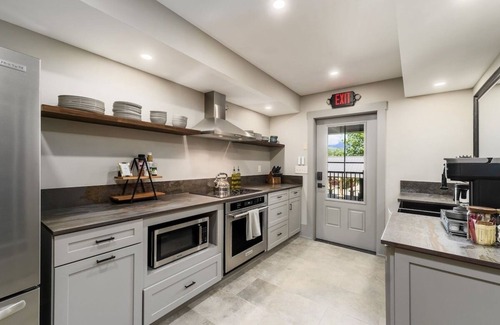 Somerset House | Cozy Suite in downtown Somerset with spa amenities