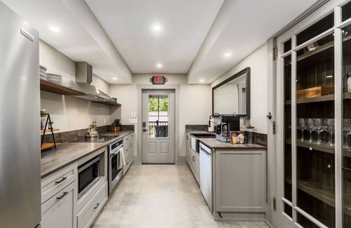 Somerset House | Cozy Suite in downtown Somerset with spa amenities