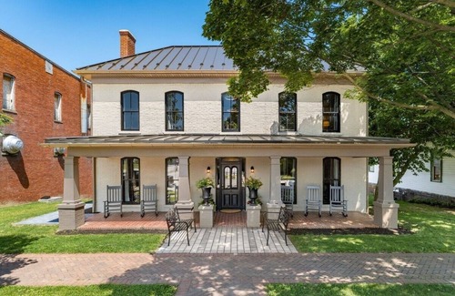 Somerset House | Cozy Suite in downtown Somerset with spa amenities