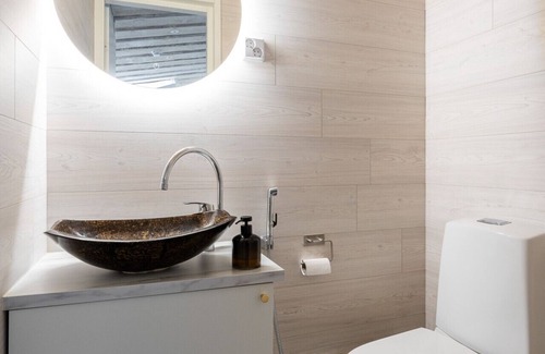 Jamsa Cabin | Cozy Suite on Himosranta with Lake Views & Sauna