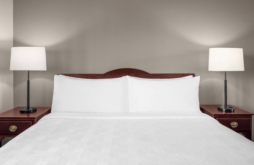 Hillsboro Hotel | Cozy Suite w/Fully Equipped Kitchen & Separate Living Areas – Ideal for Groups