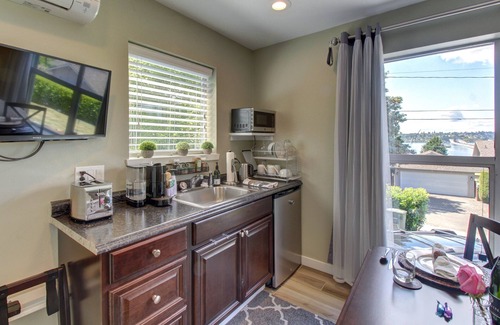 Mercer Island Apartment | Cozy suite with lake and city views, hot tub, near parks, shopping, & dining