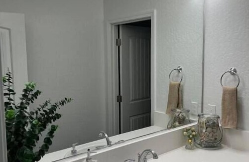 Visalia House | Cozy Suites in a New House!