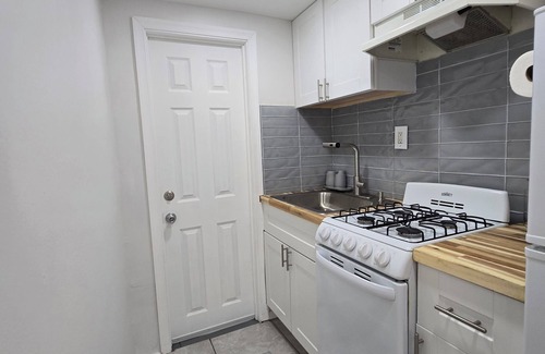 Olney-Oak Lane Apartment | Cozy Sunny Studio near Einstein Hospital with Quick Access to Transit