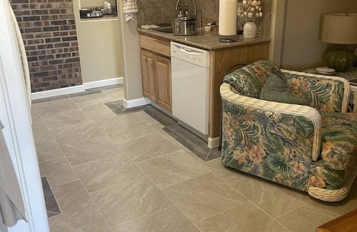 Sunrise Beach House | Cozy sunrise suite at waters edge