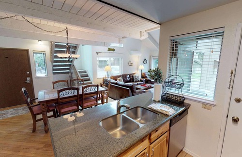 Tennis Village Condo | Cozy Sunriver Condo with A/C, Fireplace and BBQ