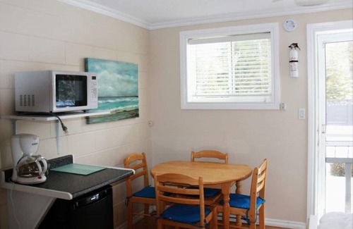 Lambton Shores Cabin | Cozy Sunset Cabin 1, Family of 4 Getaway!