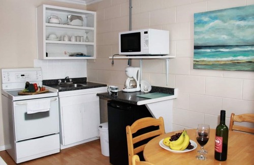 Lambton Shores Cabin | Cozy Sunset Cabin 1, Family of 4 Getaway!