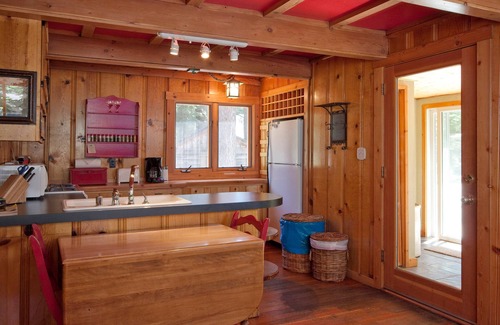 Sunnyside Cottage | Cozy Tahoe Cottage~Pet Friendly~Honeymoon Cottage