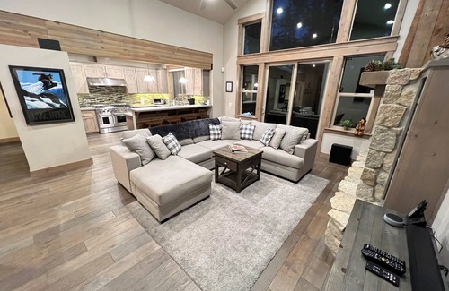 Truckee House | Cozy Tahoe Mountain Retreat Chef Kitchen Pool Table Hot Tub Gas BBQ EV Charger