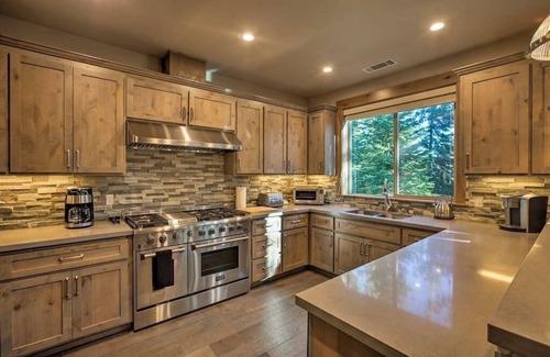 Truckee House | Cozy Tahoe Mountain Retreat Chef Kitchen Pool Table Hot Tub Gas BBQ EV Charger
