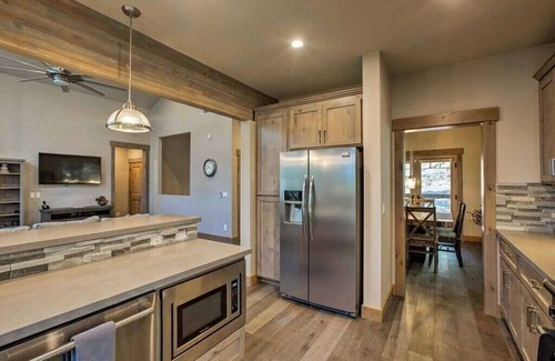 Truckee House | Cozy Tahoe Mountain Retreat Chef Kitchen Pool Table Hot Tub Gas BBQ EV Charger
