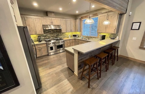 Truckee House | Cozy Tahoe Mountain Retreat Chef Kitchen Pool Table Hot Tub Gas BBQ EV Charger