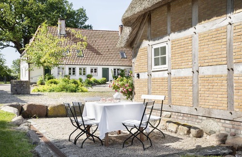 Pommerby House | Cozy thatched cottage with large fireplace and sauna