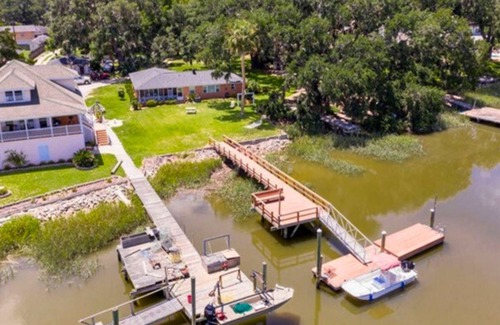 Burnside Island House | Cozy Tidal Creek Retreat- 3 Bedrooms with Bunk Beds