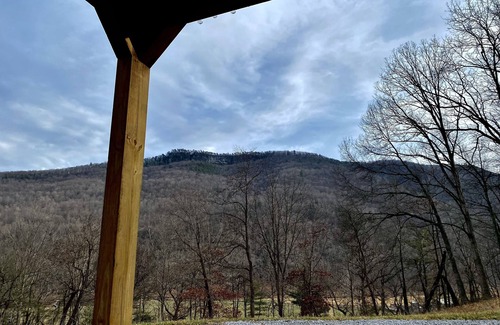 Seneca Rocks Cabin | Cozy Tiny Cabin with Hot Tub, 3 Minutes to Seneca Rocks Park Entrance