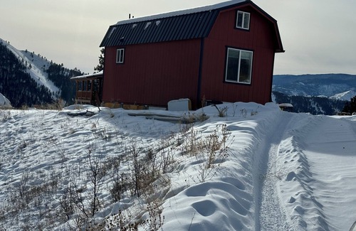 Lemhi County Cottage | Cozy Tiny Home. 30 mins from Lost Trails Ski Area and 30 mins from Salmon.