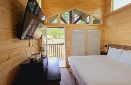 Page Cabin | Cozy Tiny Home King Room #17B