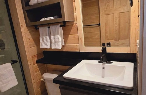 Page Cabin | Cozy Tiny Home King Room #25B