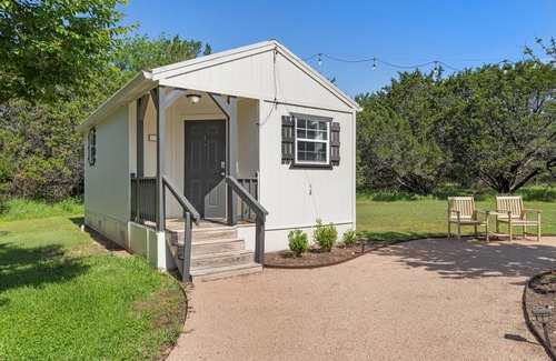 Crawford Cabin | Cozy Tiny House Retreat Less Than 20 minutes from Waco Attractions!