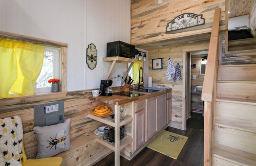 Central Point House | Cozy Tiny House! Small But Mighty ~ Comfy & Gorgeous Location