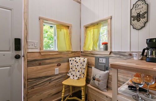 Central Point House | Cozy Tiny House! Small But Mighty ~ Comfy & Gorgeous Location