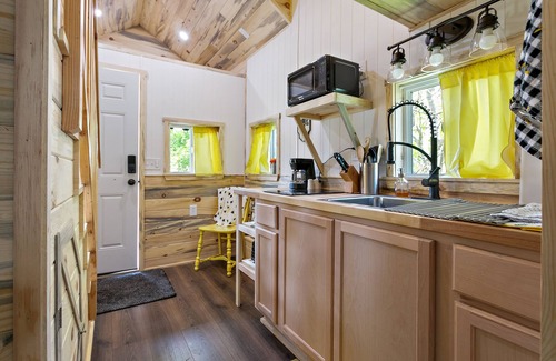 Central Point House | Cozy Tiny House! Small But Mighty ~ Comfy & Gorgeous Location